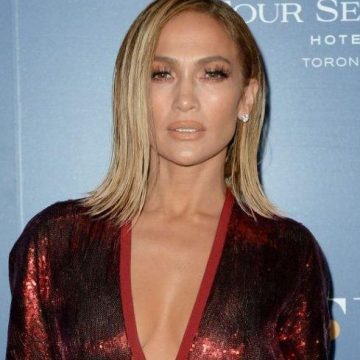 Jennifer Lopez Announces Engagement To Ben Affleck